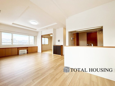 【居間・リビング】 | エクセルシオール山鼻14条 | ☆☆大空間リビングは家族のオアシスへ☆☆毎日家族が笑顔で生活する空間であるリビング。
広さと明るさには拘ってほしい空間です。お子様の成長に合わせて家具の配置なども広いからこそ可能です。