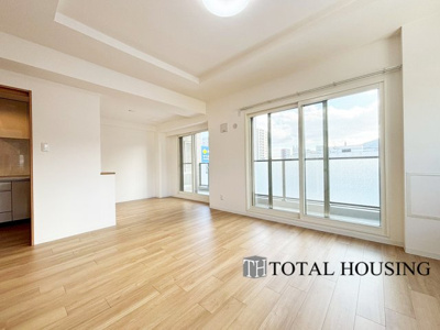 【居間・リビング】 | エクセルシオール山鼻14条 | 約19.1帖の広々としたリビングが魅力的♪日当たりもよく居心地の良い空間です。家族とのコミュニケーションが自然と弾むような仕様は、住む人に笑顔をという想いが込められています。