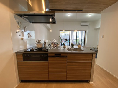 【キッチン】 | BRAVE新町 | 3口ガスコンロ！グリル付きのシステムキッチンです♪