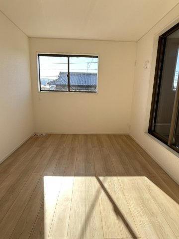 今治市北鳥生　３号棟の洋室
