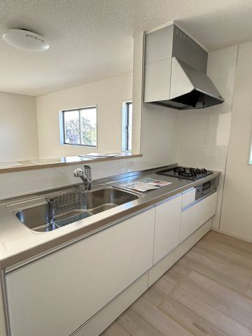 今治市北鳥生　３号棟のキッチン|都市ガス仕様で火力も安心。ハローズ今治店で買った新鮮な食材を並べて、家族の笑顔を思い浮かべながら楽しく料理ができそうです。