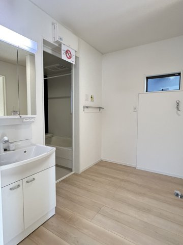 今治市北鳥生　３号棟の独立洗面台|朝の準備がスムーズに進む広さを確保。使いやすい鏡や収納があり、忙しい時間帯でも家族が並んで身支度できそうです。