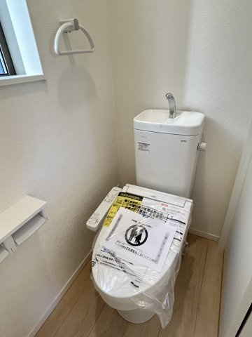 今治市北鳥生　３号棟のトイレ|毎日使う場所だからこそ、お手入れのしやすさに配慮された設計。清潔感のある空間は、小さなお子様のトイレトレーニングも優しく見守れるような、落ち着いた雰囲気でまとめられていて安心できますね。