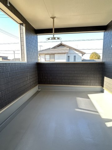 今治市北鳥生　３号棟のバルコニー|南向きで日当たりも良く、お洗濯物もふかふかに乾きそうです。晴れた日にはお布団を干して、夜には清潔なシーツに包まれてぐっすり眠る、そんな健康的な暮らしがここなら実現できそうですね。