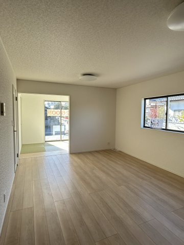 今治市北鳥生　３号棟の居間・リビング|15畳以上のゆとりある空間に、南向きの窓から柔らかな光が差し込みます。