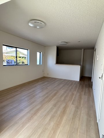 今治市北鳥生　３号棟の居間・リビング|お気に入りのソファでくつろぎながら、お庭で遊ぶお子様の様子を眺める、穏やかな休日が想像できてワクワクしてしまいます。