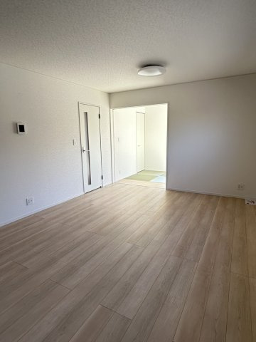 今治市北鳥生　３号棟の居間・リビング