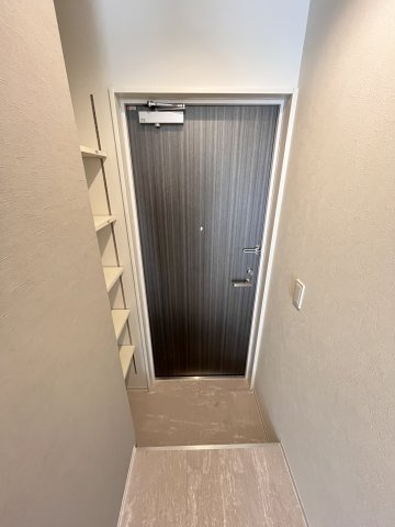 大阪市鶴見区今津中１丁目のアパートの玄関