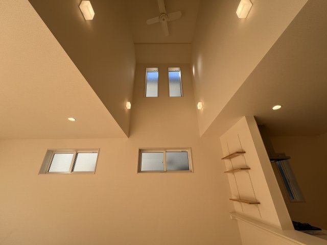 横浜と言ったら...山手！山手と言ったら...【中区本郷町】新築戸建の居間・リビング|ゆったりとしたリビングです