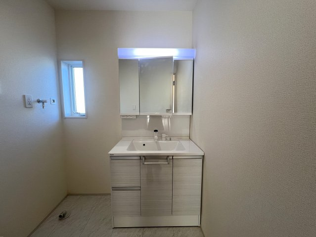 横浜と言ったら...山手！山手と言ったら...【中区本郷町】新築戸建の洗面所|明るい洗面所です