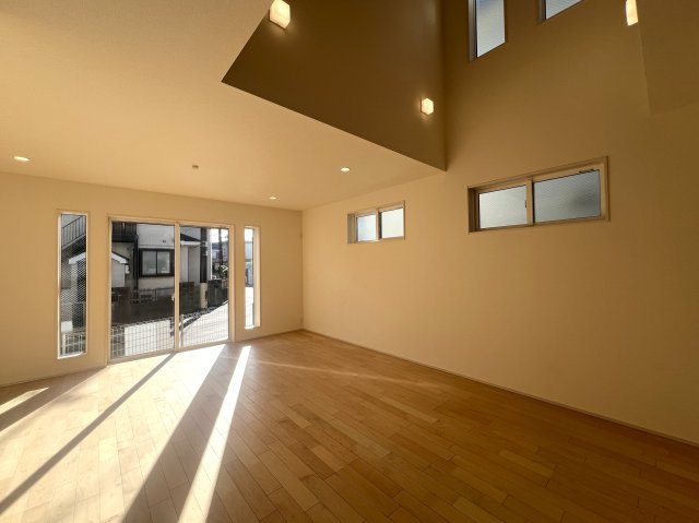 横浜と言ったら...山手！山手と言ったら...【中区本郷町】新築戸建の居間・リビング|おしゃれなリビングです