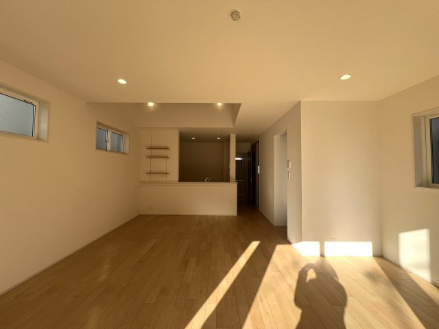 横浜と言ったら...山手！山手と言ったら...【中区本郷町】新築戸建の居間・リビング|こちらの居間で趣味の時間をお楽しみください