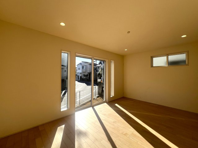 横浜と言ったら...山手！山手と言ったら...【中区本郷町】新築戸建の居間・リビング|おしゃれな居間です