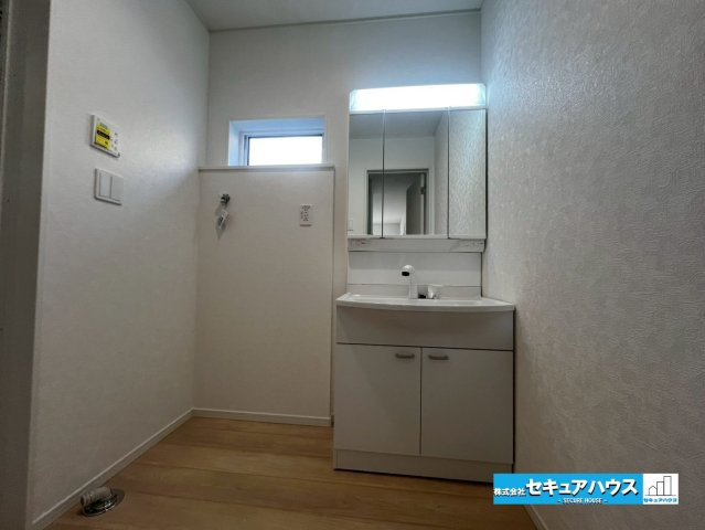 【今からご案内可能】東海市荒尾町曽山　全2棟の独立洗面台|【洗面台】
◆鏡の裏にはたっぷりと収納スペースを標準装備！
◆電源を付属しているのでドライヤーなど利用できます。