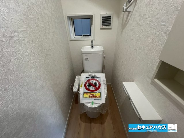 【今からご案内可能】東海市荒尾町曽山　全2棟のトイレ|【高機能トイレ】
◆高機能トイレの多くは便器のフタの開閉が自動であり、使用後に手動で水を流す面倒もなく非常に便利です。スタイリッシュな見た目で、お掃除しやすく、節水効果が高いです。