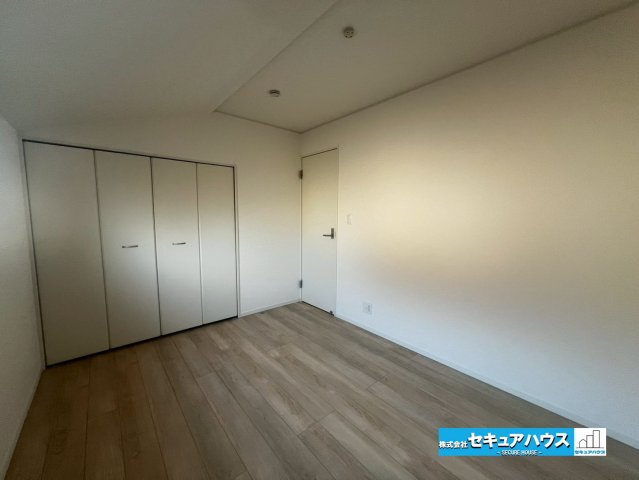 【今からご案内可能】東海市荒尾町曽山　全2棟の洋室|【洋室】
◆広々とした居住空間は日々の暮らしを彩り、心のやすらぎと満足感を与えてくれます。通風と採光を考慮した設計は子供たちはのびのび育ち、家族でくつろぎと団らんを生み出します。