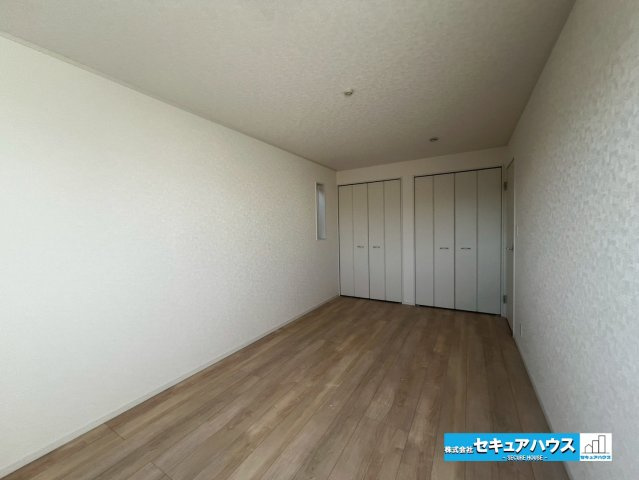 【今からご案内可能】東海市荒尾町曽山　全2棟の洋室|【洋室】
◆家族一人ひとりの大切なプライベート空間。趣味に合わせて使って頂けるようシンプルに仕上げてあります。暮らし心地を大きく左右する収納を、適材適所に配置し使い勝手を考慮しました。　