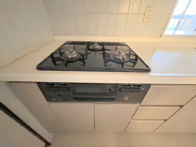 エステ・コート北柏参番館のキッチン|キッチン/作り置きのできる3口コンロ