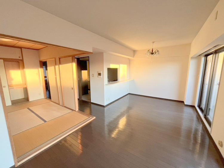 エステ・コート北柏参番館の居間・リビング|リビング/LD部分が約11.8帖あるので、お好みでレイアウトできます！