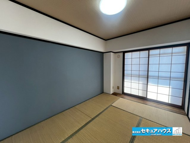 横須賀西住宅の和室|【和室】
♦布団を敷けば寝室に、座卓を置けば居間に。
自由な使い方が可能な和室は、暮らしの可能性を広げます♪