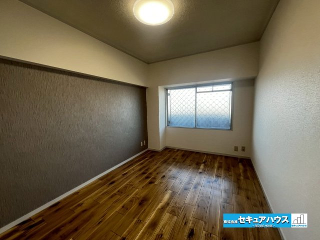 横須賀西住宅の洋室|【洋室】
◆広々とした居住空間は日々の暮らしを彩り、心のやすらぎと満足感を与えてくれます。通風と採光を考慮した設計は子供たちはのびのび育ち、家族でくつろぎと団らんを生み出します。