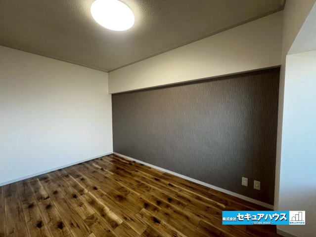 横須賀西住宅の洋室|【洋室】
♦落ち着いた色合いのクロスを採用し、リラックスできるプライベート空間を演出しております♪