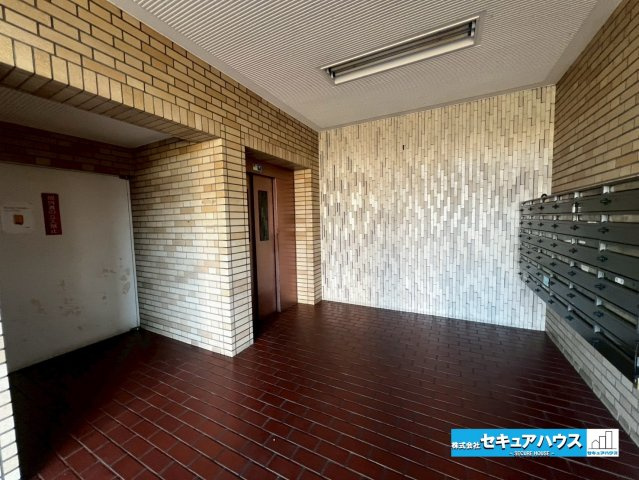 横須賀西住宅のエントランス|事前予約にて現地ご見学いただけます！お気軽にお問い合わせください♪
■株式会社　セキュアハウス■
住宅ローンに強く、知識、経験豊富なスタッフ在籍
お客様に寄り添い、ご成約後もサポート致します。