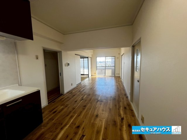 横須賀西住宅の居間・リビング|【LDK】
◆日当たりが良く温かい広々リビングは家族の団らんスペースになります。