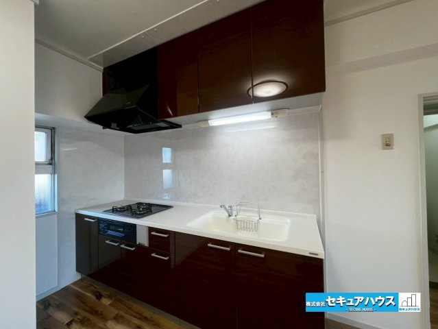 横須賀西住宅のキッチン|【キッチン】
◆同時にたくさんの料理が調理できる。「焼く・蒸す・煮る」の工程を同時進行で進めることができるので、料理を素早く作ることができます。育児でバタバタ忙しいママに嬉しい♪