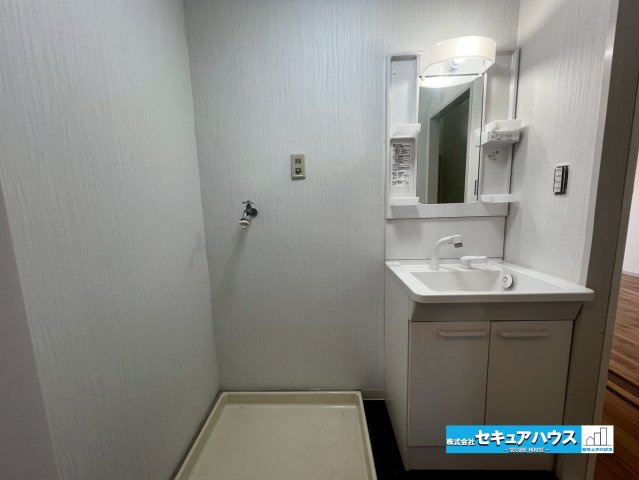 横須賀西住宅の独立洗面台|【洗面台】
◆収納スペースを標準装備！
◆電源を付属しているのでドライヤーなど利用できます♪
