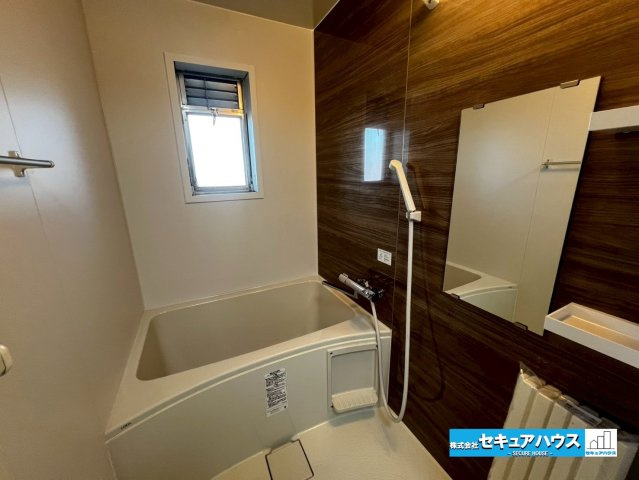 横須賀西住宅の浴室|【浴室】
◆アクセントパネルで落ち着きのある雰囲気を演出します。毎日の疲れを癒やすバスタイムをお楽しみ下さい！
◆窓付きで、カビの繁殖を抑える効果があります♪