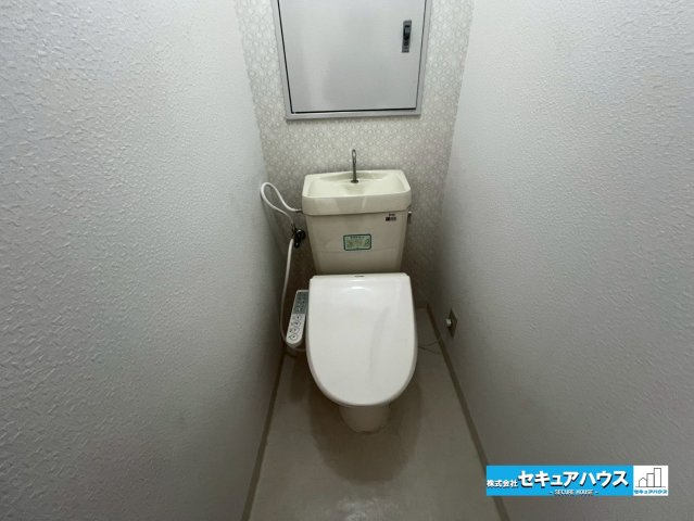 横須賀西住宅のトイレ|【高機能トイレ】
◆高機能トイレの多くは便器のフタの開閉が自動であり、使用後に手動で水を流す面倒もなく非常に便利です。スタイリッシュな見た目で、お掃除しやすく、節水効果が高いです♪