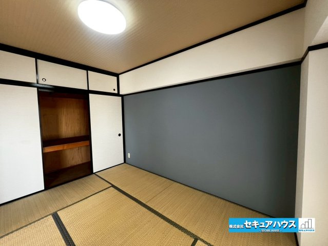 横須賀西住宅の和室|【和室】
◆家族一人ひとりの大切なプライベート空間。趣味に合わせて使って頂けるようシンプルに仕上げてあります。暮らし心地を大きく左右する収納を、適材適所に配置し使い勝手を考慮しました。　