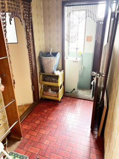 【独立洗面台】 | 小樽市銭函1丁目 土地南向き300坪 | 勝手口があり使いやすいユーティリティ♪