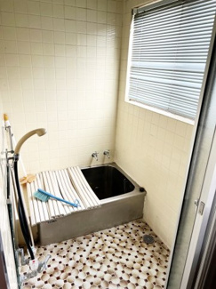 【浴室】 | 小樽市銭函1丁目 土地南向き300坪 | 浴室に窓あり♪