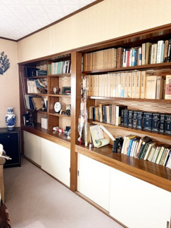 【内装】 | 小樽市銭函1丁目 土地南向き300坪 | ２階居間スペースに２間分の書棚付♪