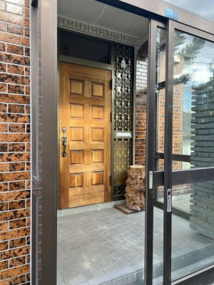 【玄関】 | 小樽市銭函1丁目 土地南向き300坪 | 冬にうれしい玄関フード付き♪