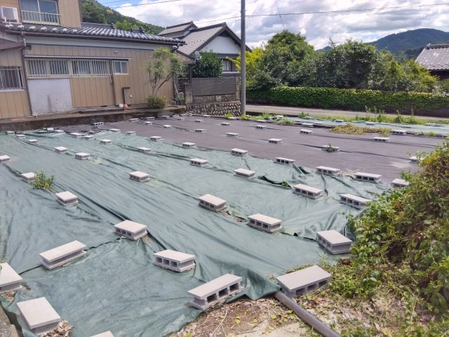 売土地　南巨摩郡南部町内船の外観|敷地南側防草シートが張ってあります。雑草なく綺麗に管理されています。