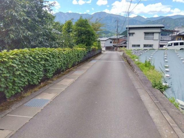 売土地　南巨摩郡南部町内船の前面道路含む現地写真|スーパーコンビニまで車で10分圏内です。ちょっとした買い物に便利です。