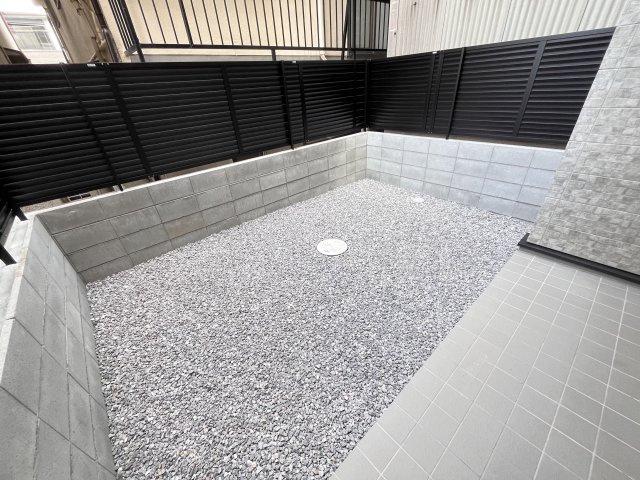 大阪市鶴見区今津中１丁目のアパートのバルコニー
