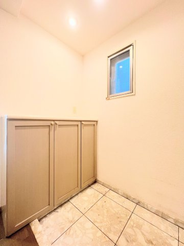 【玄関】 | サザンヒルズ竹山 | ◆明るい玄関です！散らかりやすい玄関もスッキリする大容量のシューズボックス付き。