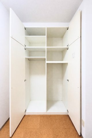 【収納】 | サザンヒルズ竹山 | ◆室内はいつも明るい印象なので気持ちの良い朝を迎えられます。各部屋にはクローゼットを完備しており、収納が多いお家はすっきりして快適空間です。