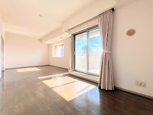 【居間・リビング】 | サザンヒルズ竹山 | ◆柔らかな色合いのフローリングと清潔感のあふれる白のクロスが明るい空間を創り出しているリビングダイニング。家族の集まる憩いの場にふさわしいです。