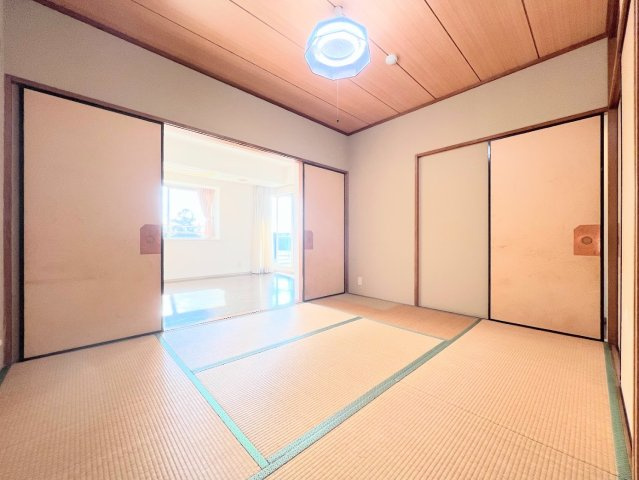 【和室】 | サザンヒルズ竹山 | ◆気持ちの良い風が室内へ入り込む居室。家具を配置しても広々ご利用いただけます！！