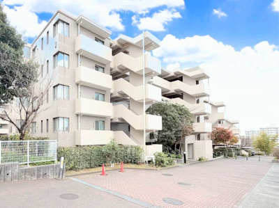 【外観】 | サザンヒルズ竹山 | ◆爽やかな青空の下に贅沢なほどに降り注ぐ陽光、豊かな居住性と、クオリティが見事に調和した住空間は、住まうことの喜びを感じさせてくれます。ゆとりある広い敷地で開放的なお住まいです。