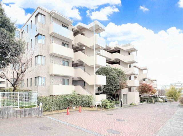 【外観】 | サザンヒルズ竹山 | ◆爽やかな青空の下に贅沢なほどに降り注ぐ陽光、豊かな居住性と、クオリティが見事に調和した住空間は、住まうことの喜びを感じさせてくれます。ゆとりある広い敷地で開放的なお住まいです。