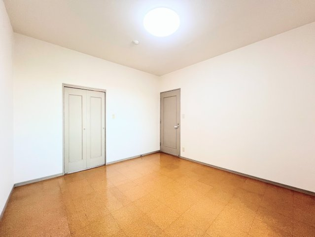 【洋室】 | サザンヒルズ竹山 | ◆住宅ローンのご相談や周辺環境のご案内も含め、ローンに詳しい、地元に詳しいスタッフがお出迎えさせていただきます。お気軽にご相談ください。