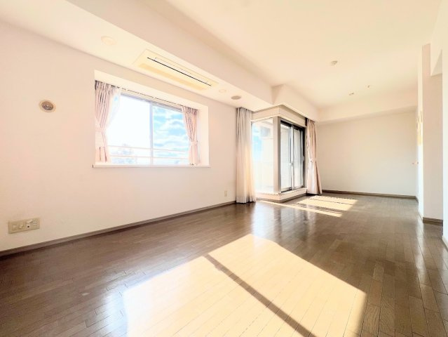 【居間・リビング】 | サザンヒルズ竹山 | ◆リビングは一日中太陽の光が射し込みます。家族が集まる空間は、自然と笑顔が溢れます！