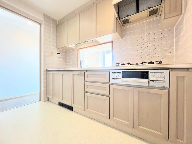 【キッチン】 | サザンヒルズ竹山 | ◆キッチンからダイニングやリビングが見渡せるキッチン。料理をしながら家族とコミュニケーションをとれるだけでなく、大きな開放感も得られることができます。