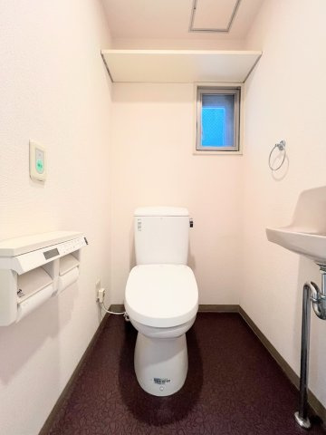 【トイレ】 | サザンヒルズ竹山 | ◆清潔感のある白を基調とした落ち着ける空間。小窓をもうけていますので、こもりやすい空気の入れ替えも簡単に行えますね！